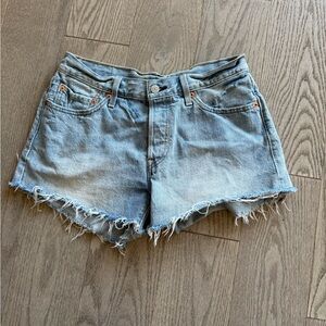 Levi's Light Blue Denim Frayed Hem Women’s Shorts in size W27
